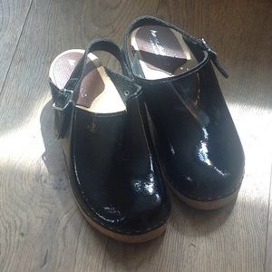 Hanna Anderson clogs
